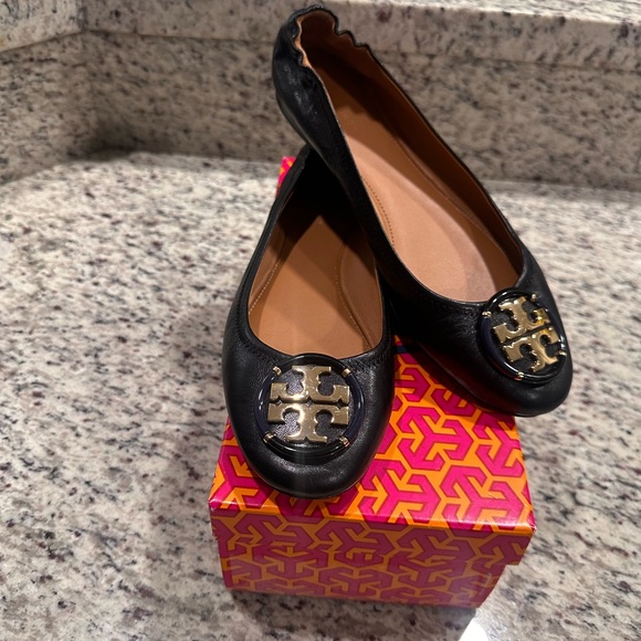 Tory Burch Enamel Logo leather ballet flats perfect black gold heal detail